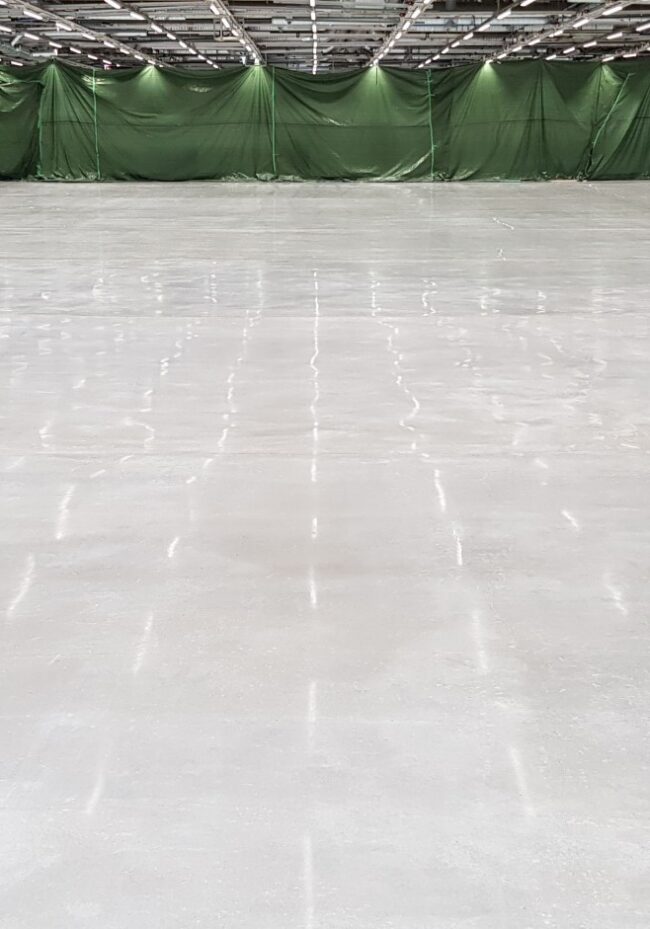 Suur tühi laoruum, betoonpõrand on toonitud, kaitstud ja hooldatud Pinnahoolduse poolt ning näeb kaunis välja