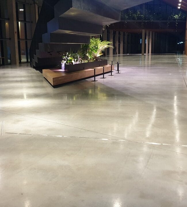 Kruiisiterminali betoonpõrand, reljeefsed juhtliistud põrandal